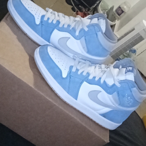 Air Jordan 1s Retro High "Hyper Royal" Sneakers - Picture 2 of 5